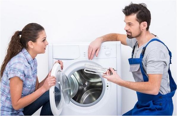 Un homme et une femme à la machine à laver