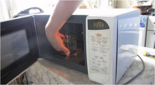 chauffer un verre au micro-ondes