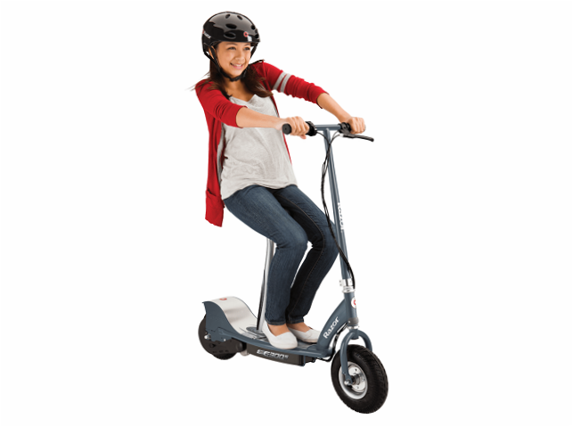fille sur un scooter