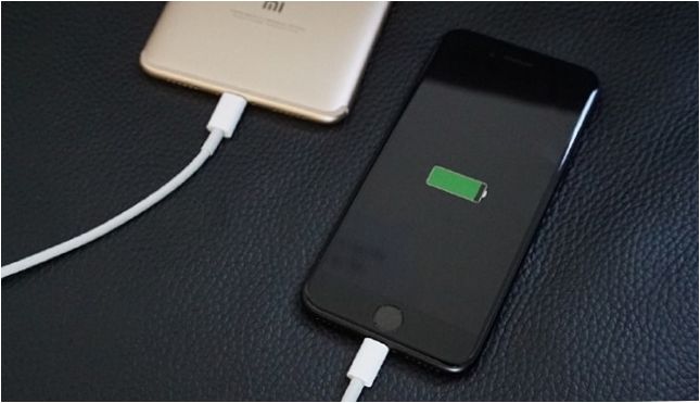 Le smartphone recharge un autre gadget